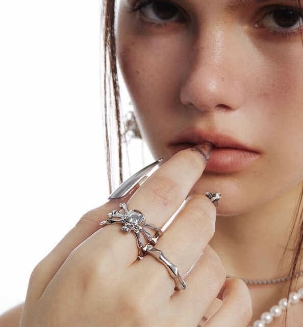 Skull Head Ring (six claws)
