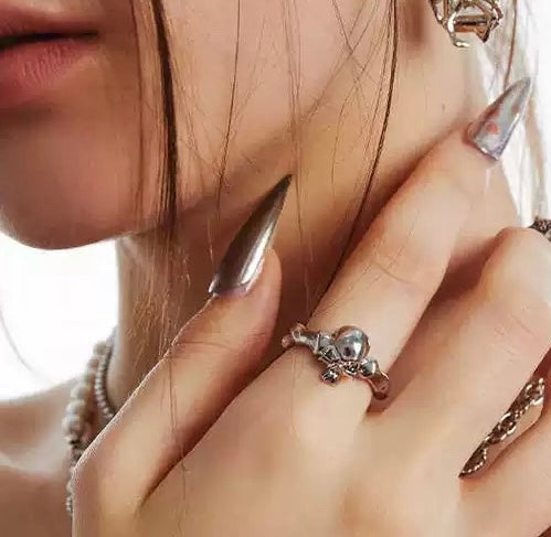 Skull Head Ring (Two claws)