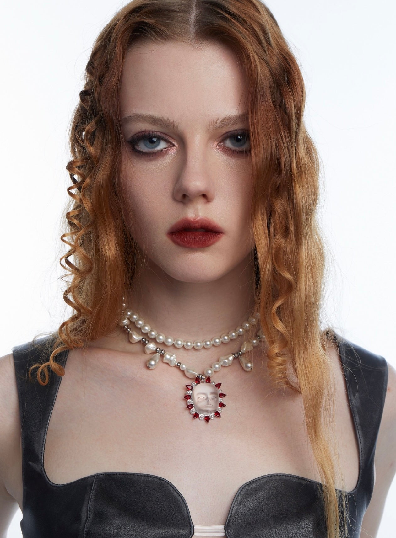 Collana con perle a doppio strato e piccola esplosione di demoni