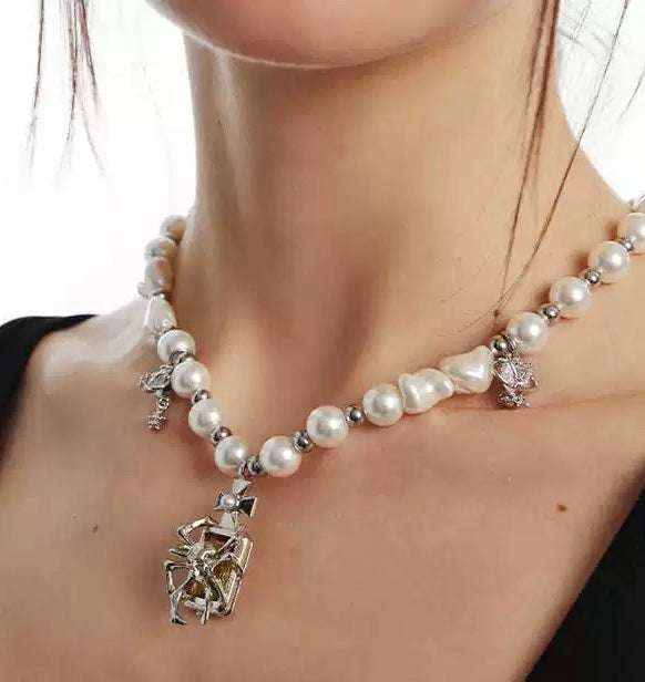 Spider Hunting Pearls Necklace （Retro style）